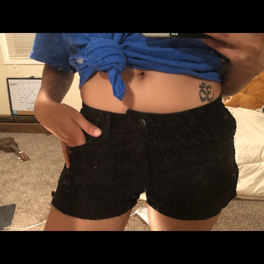 Patterned Black Shorts - Picture 4 of 4